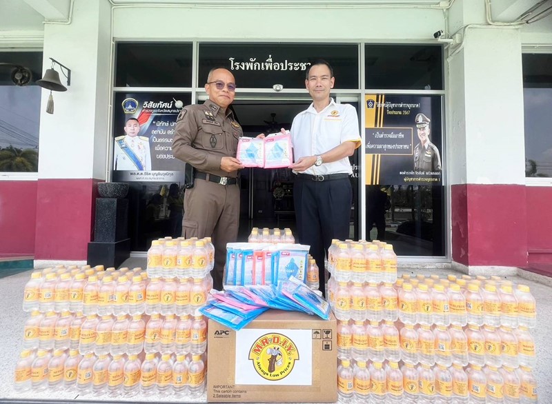 MR. D.I.Y. Sends Care During the Songkran Festival 2024, providing drinking water and raincoats to the Bang Pu-Bang Kaew Police Stations in Samut Prakan Province.