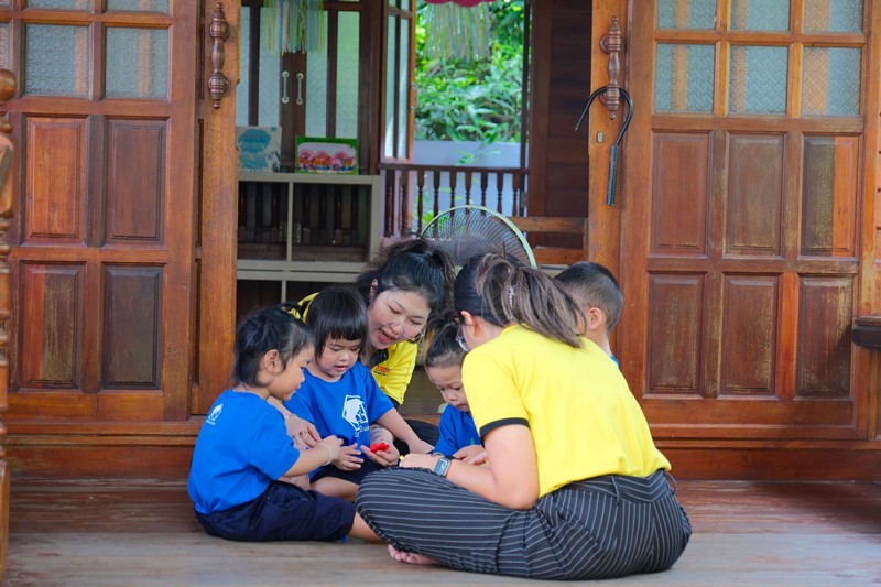 MR. D.I.Y. sends care through the 6th Giving Kindness to Children activity, donating items and funds totalling 25,000 Baht to the Foundation for Slum Child Care.