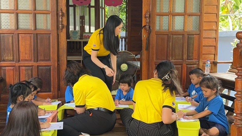 MR. D.I.Y. sends care through the 6th Giving Kindness to Children activity, donating items and funds totalling 25,000 Baht to the Foundation for Slum Child Care.