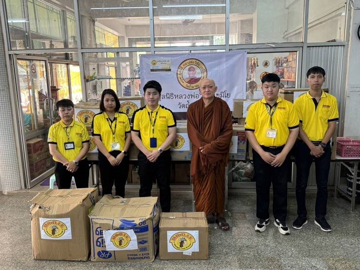  MR. D.I.Y. continues to assist and care for flood victims in Northern Thailand by donating various products valued at over 50,000 Baht to the Vichai-Kae-mi-Yo Foundation at Wat Thum Pha Jom and the Raks Thai Foundation.